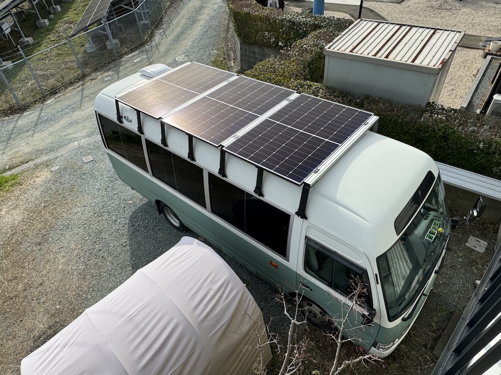 キャンピングカーの屋根に設置した450Wソーラーパネル3枚