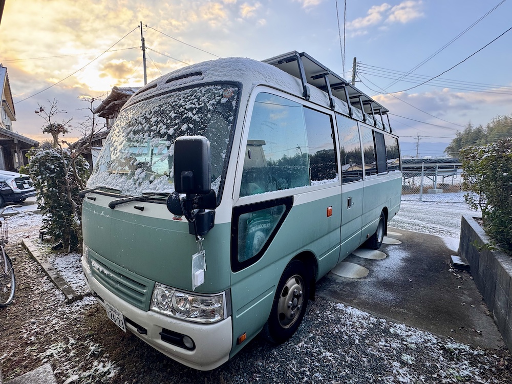 自宅の庭でキャンピングカーの周囲に降った雪