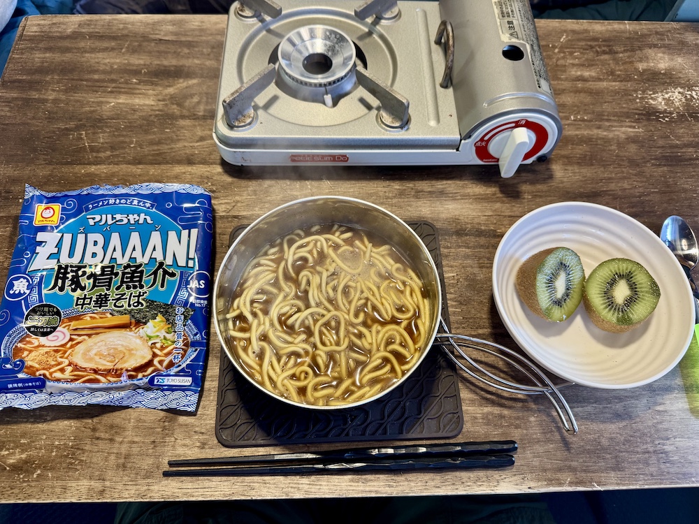 昼食のラーメンとキウイフルーツ