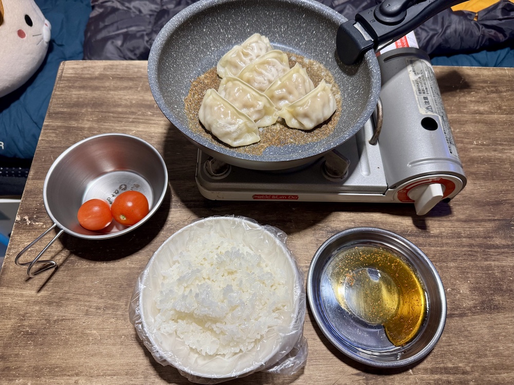 フライパンで焼いている冷凍餃子