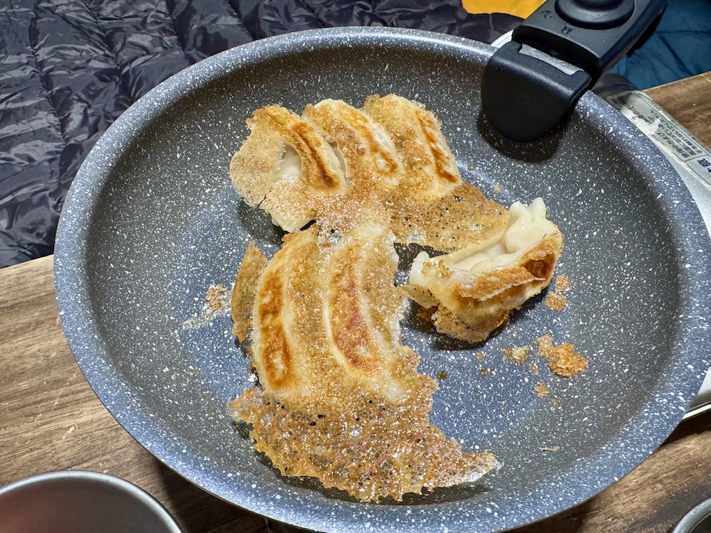 焼き上がった餃子の晩ご飯