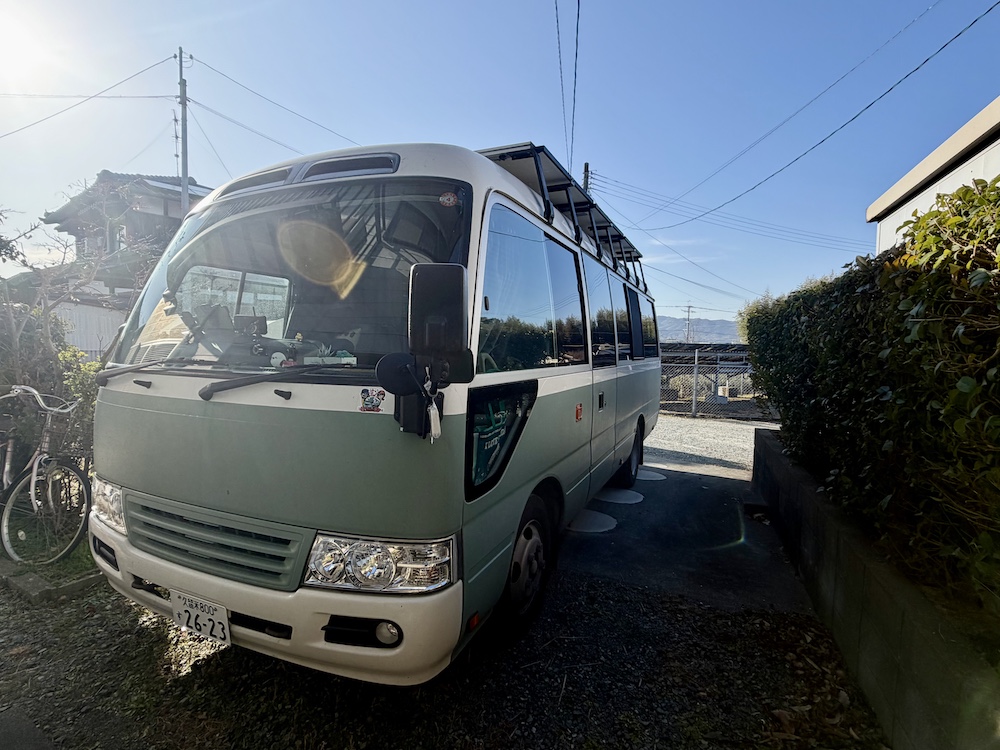 自宅の庭から見た快晴の空