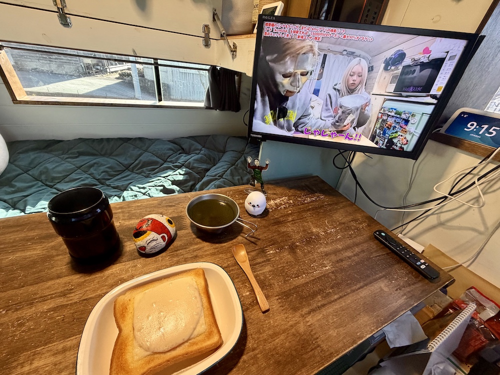 コーヒーとトーストと青汁ゼリーの朝食