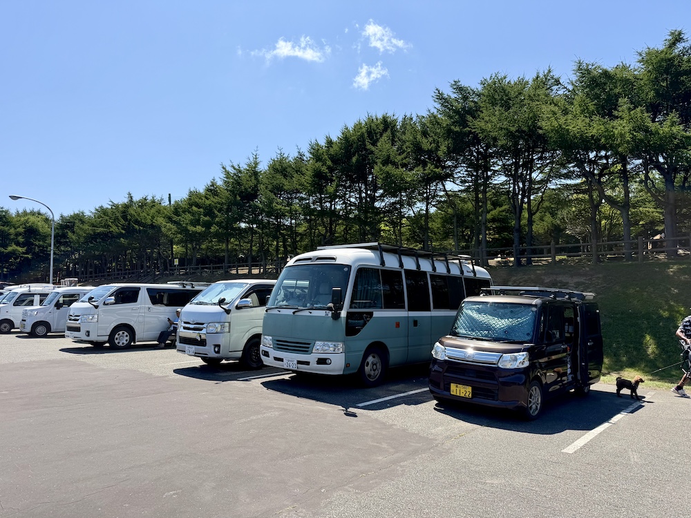 稚内森林公園キャンプ場に到着した日の駐車場。車両が並んでいる