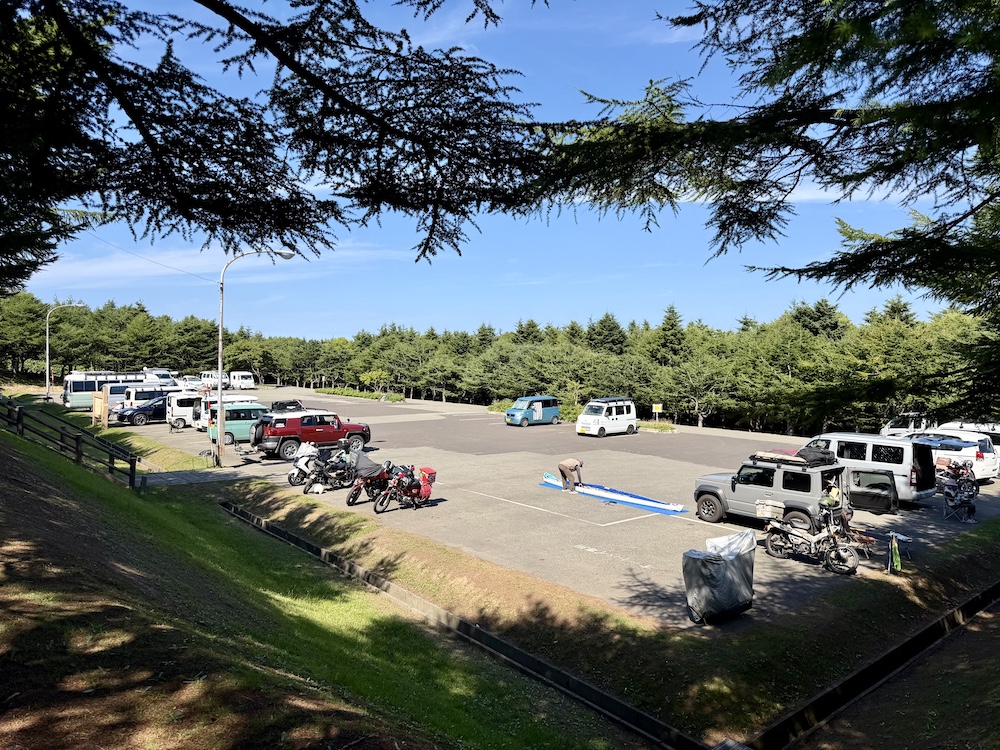 稚内森林公園キャンプ場に長期滞在するキャンピングカーと駐車場の様子