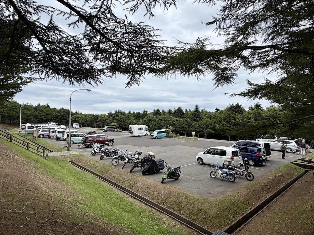 曇り空の下、空き区画も見える稚内森林公園キャンプ場の駐車場