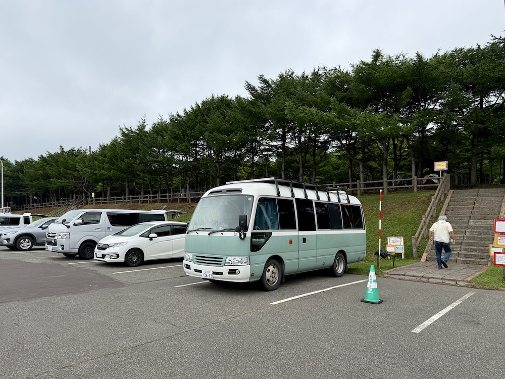 曇天時でもソーラー発電している画面、または曇りの日のキャンピングカー