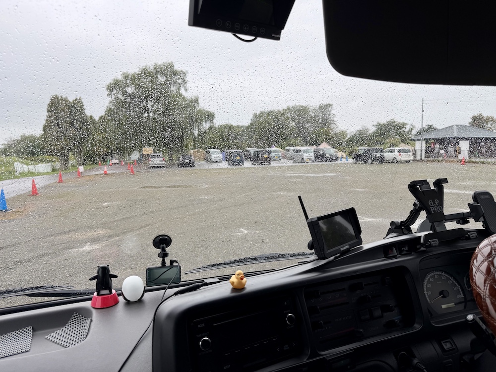 雨の北村中央公園ふれあい広場キャンプ場に停車するキャンピングカー