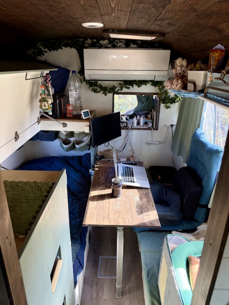トヨタコースターを改装したキャンピングカーの居住空間と壁掛け家庭用エアコン