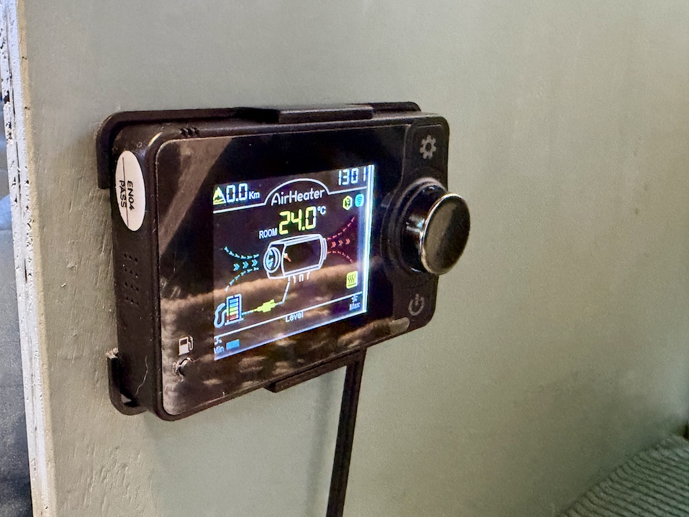 キャンピングカーに設置したFFヒーターの操作モニター。画面にROOM 24.0℃と表示